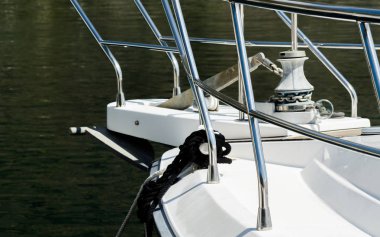 Yatlar ve motorlu tekneler unsurları üzerinde closeup Limanda demirli Harbor, sıcak gün marina