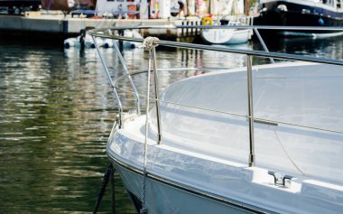 Yatlar ve motorlu tekneler unsurları üzerinde closeup Limanda demirli Harbor, sıcak gün marina