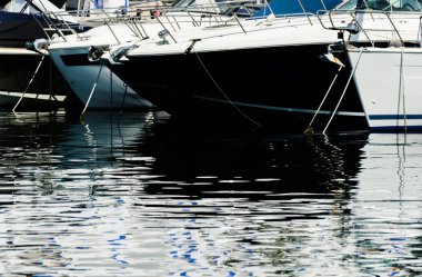 Yatlar ve motorlu tekneler unsurları üzerinde closeup Limanda demirli Harbor, sıcak gün marina