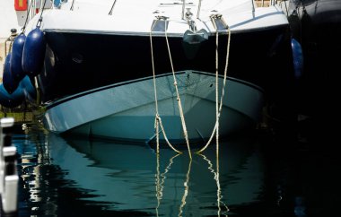 Yatlar ve motorlu tekneler unsurları üzerinde closeup Limanda demirli Harbor, sıcak gün marina