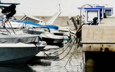 Yatlar ve motorlu tekneler unsurları üzerinde closeup Limanda demirli Harbor, sıcak gün marina