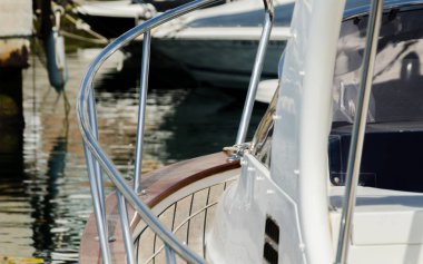 Yatlar ve motorlu tekneler unsurları üzerinde closeup Limanda demirli Harbor, sıcak gün marina