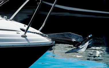 Yatlar ve motorlu tekneler unsurları üzerinde closeup Limanda demirli Harbor, sıcak gün marina