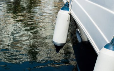 tekne, tekne ekipmanları, deniz güvenliği gövde dışında asılı şamandıra