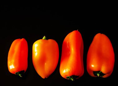 kırmızı ve sarı biber siyah bir arka plan, sağlıklı ve lezzetli vejetaryen ürünleri, sebze