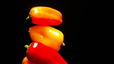 kırmızı ve sarı biber siyah bir arka plan, sağlıklı ve lezzetli vejetaryen ürünleri, sebze