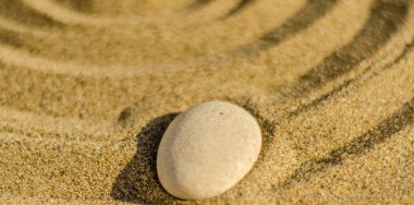 Zen meditasyon taş, kum, saflık uyum ve Maneviyat, spa sağlık ve yoga arka plan, uyum için kavram
