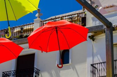 Renkli şemsiyeler kentsel sokak dekorasyon. Mavi gökyüzü, turistik, güneşli gün asılı renkli şemsiyeler