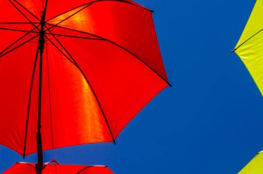 Renkli şemsiyeler kentsel sokak dekorasyon. Mavi gökyüzü, turistik, güneşli gün asılı renkli şemsiyeler