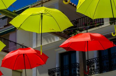 Renkli şemsiyeler kentsel sokak dekorasyon. Mavi gökyüzü, turistik, güneşli gün asılı renkli şemsiyeler