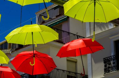 Renkli şemsiyeler kentsel sokak dekorasyon. Mavi gökyüzü, turistik, güneşli gün asılı renkli şemsiyeler