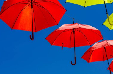 Renkli şemsiyeler kentsel sokak dekorasyon. Mavi gökyüzü, turistik, güneşli gün asılı renkli şemsiyeler