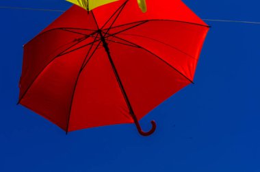 Renkli şemsiyeler kentsel sokak dekorasyon. Mavi gökyüzü, turistik, güneşli gün asılı renkli şemsiyeler