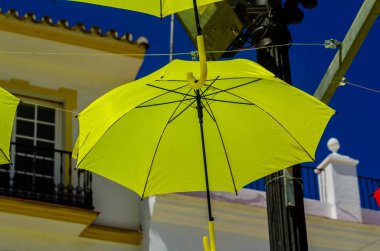 Renkli şemsiyeler kentsel sokak dekorasyon. Mavi gökyüzü, turistik, güneşli gün asılı renkli şemsiyeler