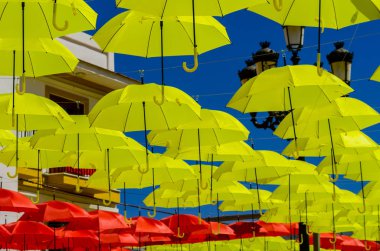 Renkli şemsiyeler kentsel sokak dekorasyon. Mavi gökyüzü, turistik, güneşli gün asılı renkli şemsiyeler