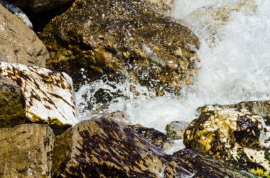 Mavi yaz dalgası ve kayaları ile şaşırtıcı deniz, rahatlatıcı kaya ve su manzarası, doğa