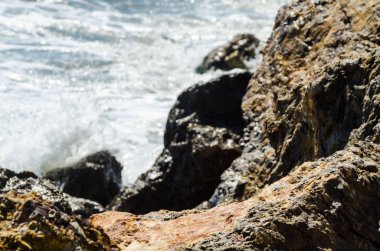 Mavi yaz dalgası ve kayaları ile şaşırtıcı deniz, rahatlatıcı kaya ve su manzarası, doğa