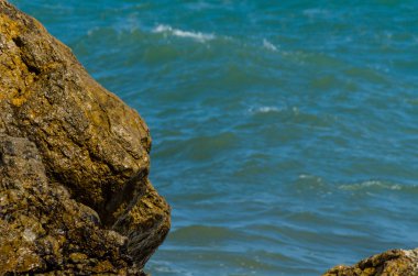 Mavi yaz dalgası ve kayaları ile şaşırtıcı deniz, rahatlatıcı kaya ve su manzarası, doğa