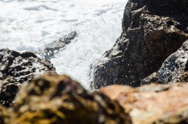 Mavi yaz dalgası ve kayaları ile şaşırtıcı deniz, rahatlatıcı kaya ve su manzarası, doğa