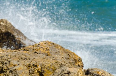 Mavi yaz dalgası ve kayaları ile şaşırtıcı deniz, rahatlatıcı kaya ve su manzarası, doğa