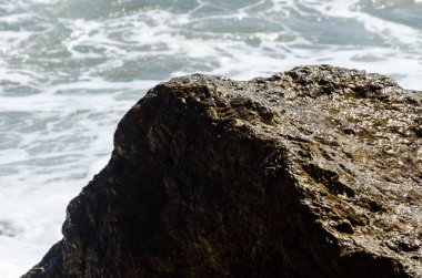 Mavi yaz dalgası ve kayaları ile şaşırtıcı deniz, rahatlatıcı kaya ve su manzarası, doğa
