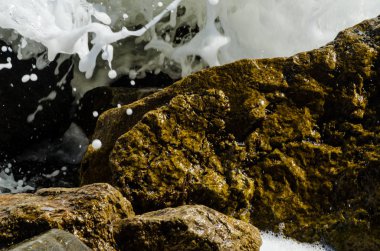 Mavi yaz dalgası ve kayaları ile şaşırtıcı deniz, rahatlatıcı kaya ve su manzarası, doğa