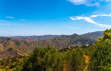 Andalusia, evler ve tarım arazileri bölgesi dağlarında güzel manzara dağlar, doğa eteklerinde