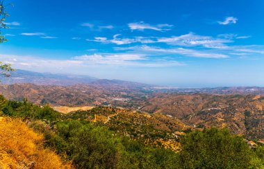 Andalusia, evler ve tarım arazileri bölgesi dağlarında güzel manzara dağlar, doğa eteklerinde