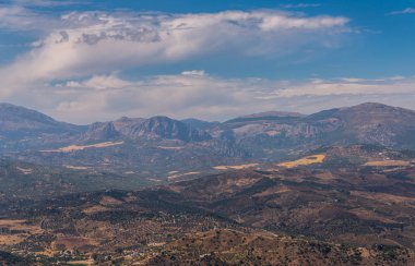 Andalusia, evler ve tarım arazileri bölgesi dağlarında güzel manzara dağlar, doğa eteklerinde
