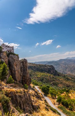 Andalusia, evler ve tarım arazileri bölgesi dağlarında güzel manzara dağlar, doğa eteklerinde