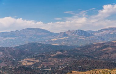 Andalusia, evler ve tarım arazileri bölgesi dağlarında güzel manzara dağlar, doğa eteklerinde