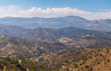 Andalusia, evler ve tarım arazileri bölgesi dağlarında güzel manzara dağlar, doğa eteklerinde