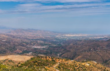 Andalusia, evler ve tarım arazileri bölgesi dağlarında güzel manzara dağlar, doğa eteklerinde