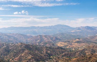 Andalusia, evler ve tarım arazileri bölgesi dağlarında güzel manzara dağlar, doğa eteklerinde