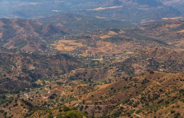 Andalusia, evler ve tarım arazileri bölgesi dağlarında güzel manzara dağlar, doğa eteklerinde