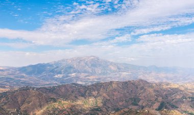Andalusia, evler ve tarım arazileri bölgesi dağlarında güzel manzara dağlar, doğa eteklerinde