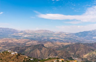 Andalusia, evler ve tarım arazileri bölgesi dağlarında güzel manzara dağlar, doğa eteklerinde