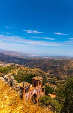 Andalusia, evler ve tarım arazileri bölgesi dağlarında güzel manzara dağlar, doğa eteklerinde