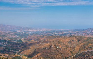 Andalusia, evler ve tarım arazileri bölgesi dağlarında güzel manzara dağlar, doğa eteklerinde