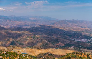 Andalusia, evler ve tarım arazileri bölgesi dağlarında güzel manzara dağlar, doğa eteklerinde
