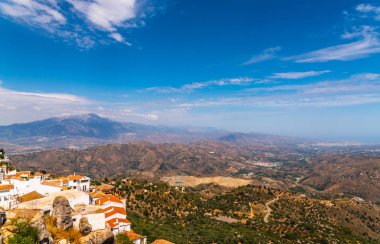 Andalusia, evler ve tarım arazileri bölgesi dağlarında güzel manzara dağlar, doğa eteklerinde