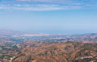 Andalusia, evler ve tarım arazileri bölgesi dağlarında güzel manzara dağlar, doğa eteklerinde