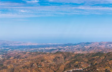 Andalusia, evler ve tarım arazileri bölgesi dağlarında güzel manzara dağlar, doğa eteklerinde