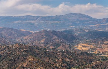 Andalusia, evler ve tarım arazileri bölgesi dağlarında güzel manzara dağlar, doğa eteklerinde