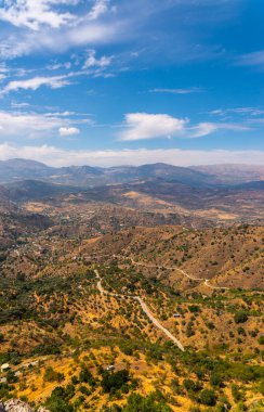 Andalusia, evler ve tarım arazileri bölgesi dağlarında güzel manzara dağlar, doğa eteklerinde