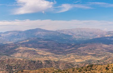 Andalusia, evler ve tarım arazileri bölgesi dağlarında güzel manzara dağlar, doğa eteklerinde