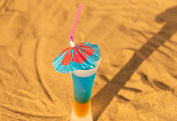 Zdjęcia Kolorowe Drinki Plaży Parasolami Napoje Letni Relaks — Zdjęcie stockowe
