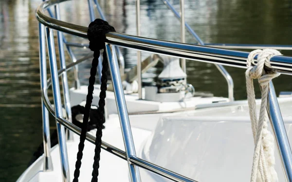 Yatlar ve motorlu tekneler unsurları üzerinde closeup Limanda demirli Harbor, sıcak gün marina