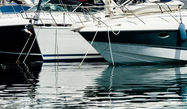 Yatlar ve motorlu tekneler unsurları üzerinde closeup Limanda demirli Harbor, sıcak gün marina