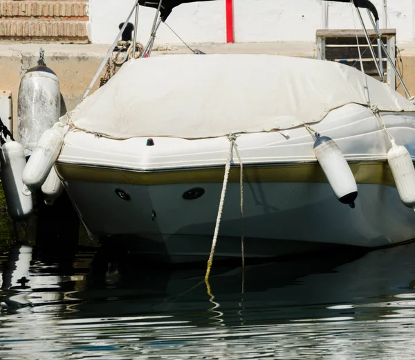 Close Elementen Van Zeiljachten Motorboten Verankerd Haven Warme Dag Harbor — Stockfoto